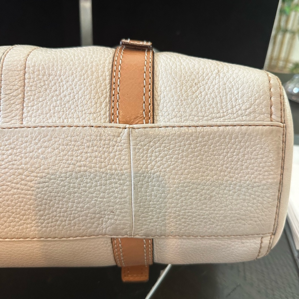 2010 Chelsea Coach Cream Pebbled Leather Shoulder Bag with Tan Straps - Picture 4 of 16